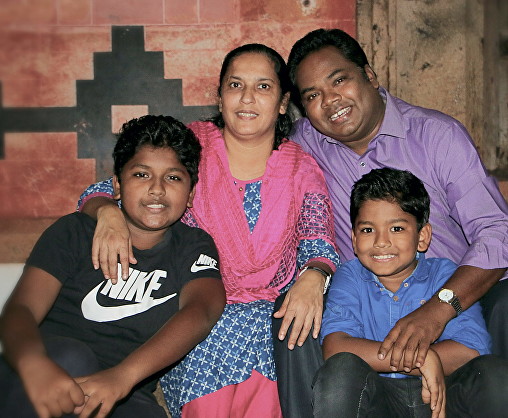 Pic 1 - Roy, Ponna and family