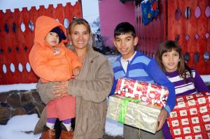 Family receiving a shoebox